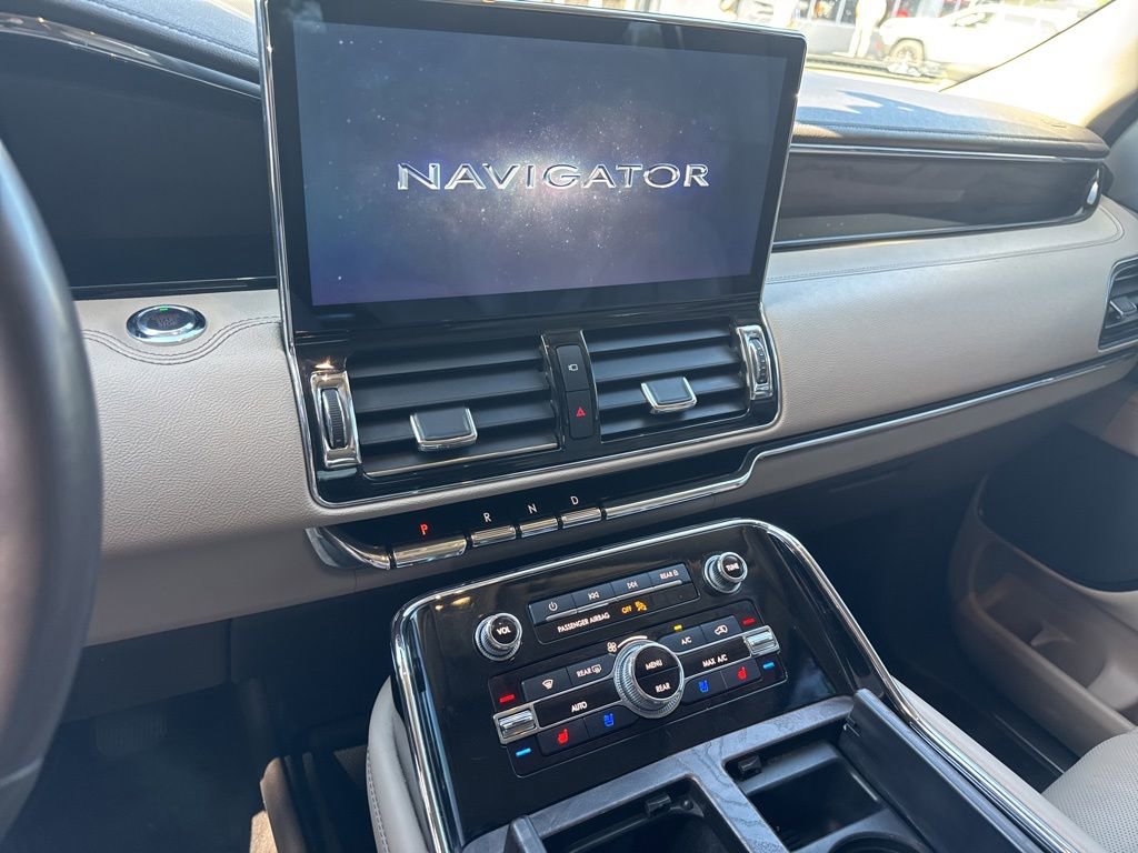 Used 2022 Lincoln Navigator 4WD image 11