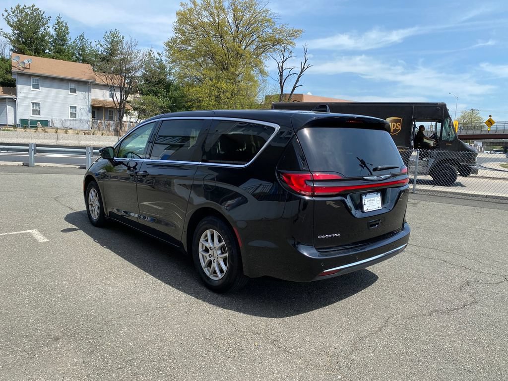 Used 2024 Chrysler Pacifica Touring-L FWD image 3