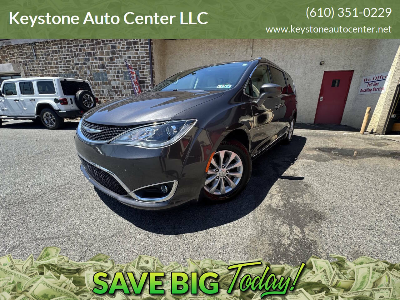 Used 2019 Chrysler Pacifica Touring-L FWD image 1