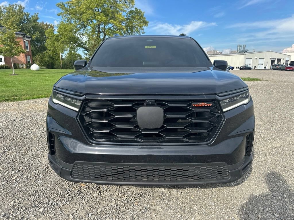 Used 2025 Honda Pilot TrailSport image 2