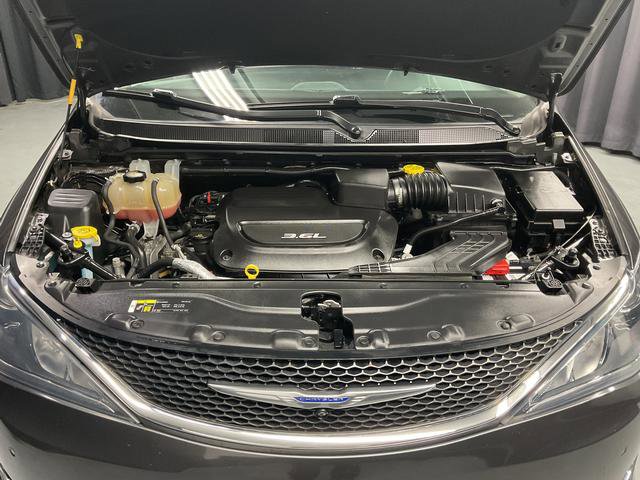 Used 2019 Chrysler Pacifica Touring-L Plus w/ Advanced Safetytec Group image 17