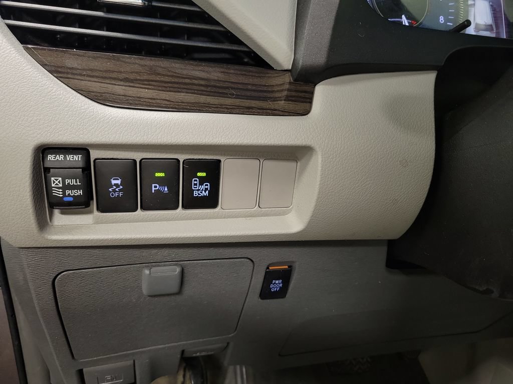Used 2017 Toyota Sienna XLE Premium FWD image 25