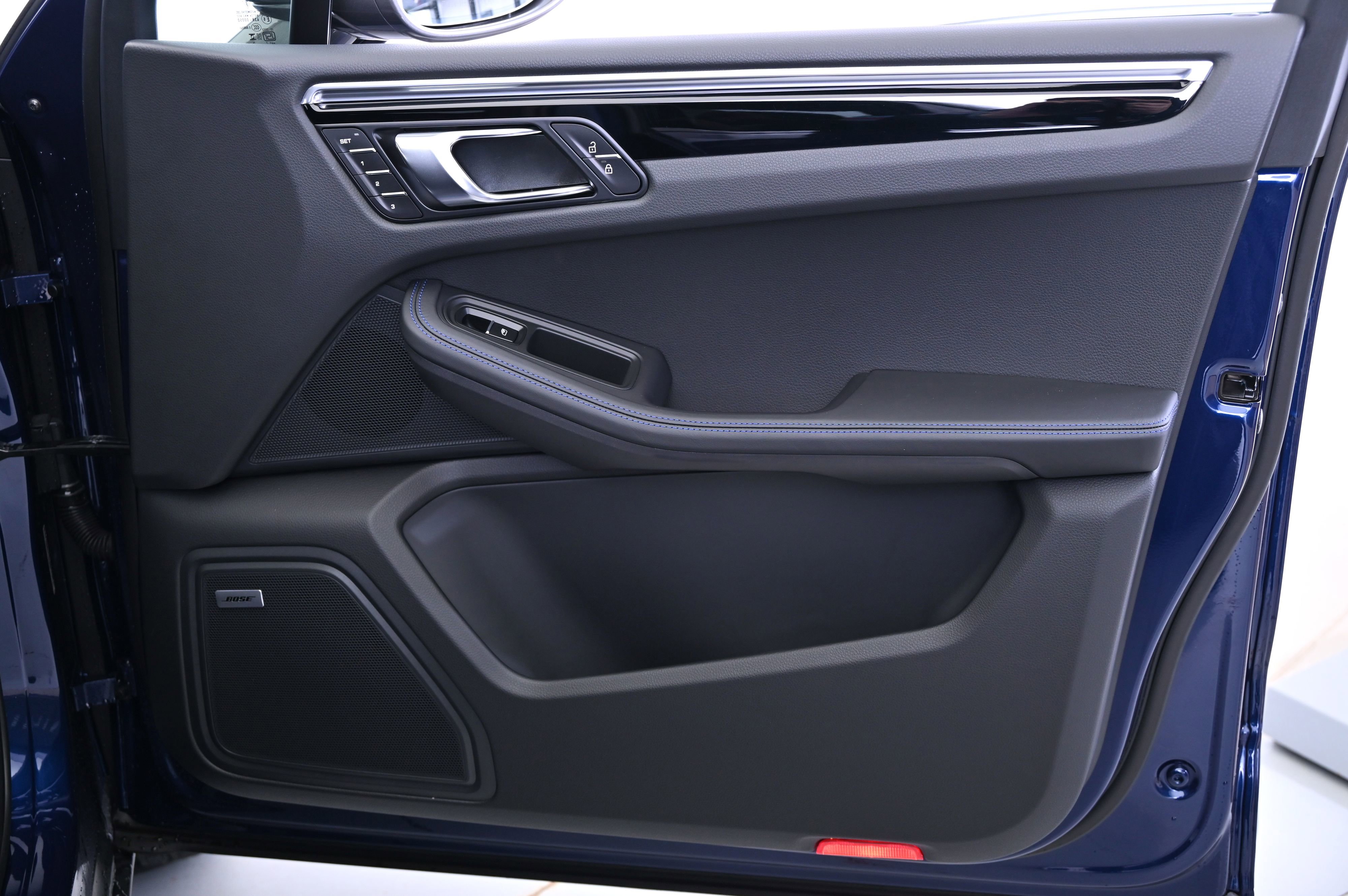 Certified 2025 Porsche Macan image 25