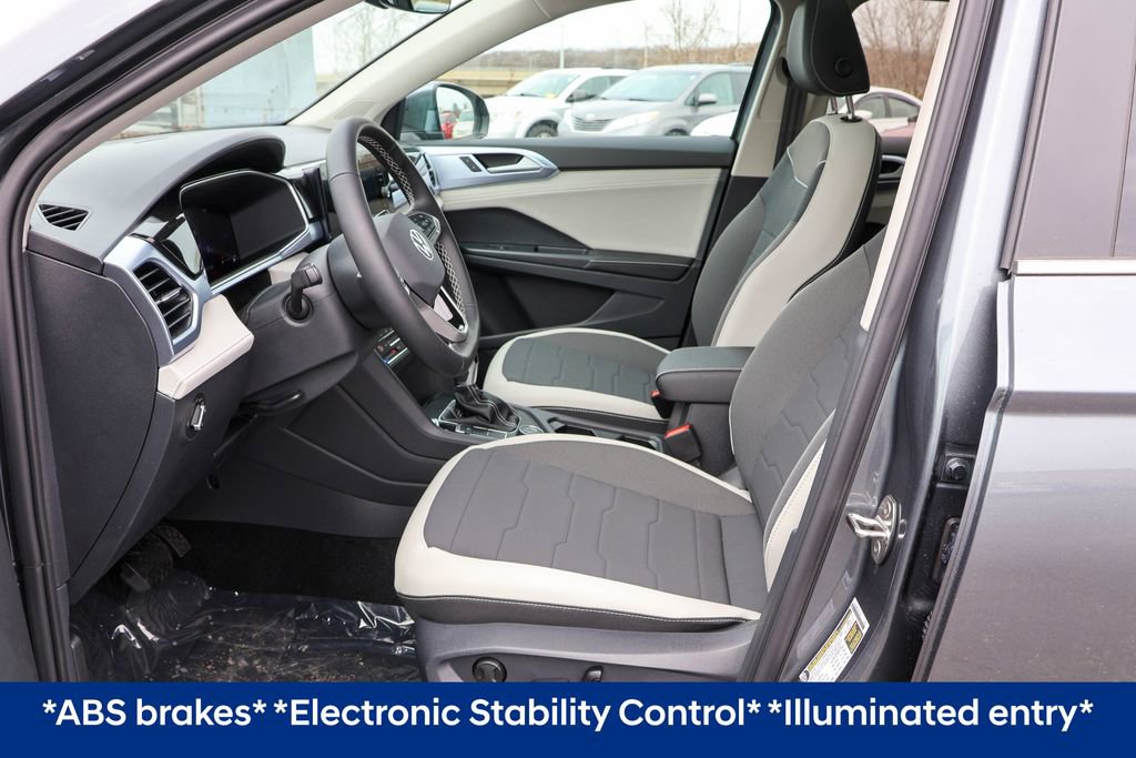 Used 2025 Volkswagen Taos SE AWD/4WD image 5