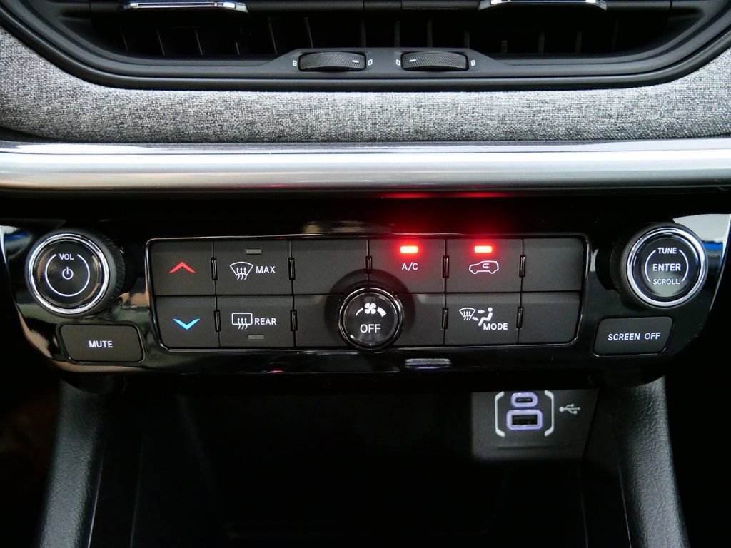 Used 2024 Jeep Compass Sport image 44