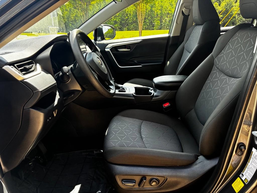 Used 2025 Toyota RAV4 XLE AWD/4WD image 17
