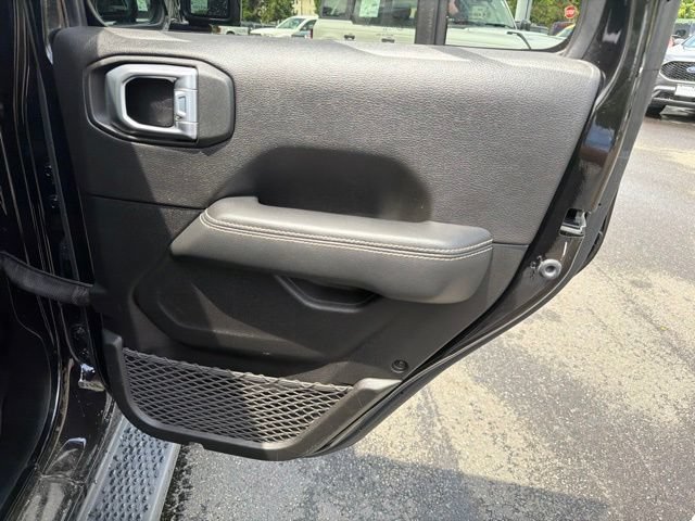 Used 2022 Jeep Wrangler Unlimited Sahara AWD/4WD image 13