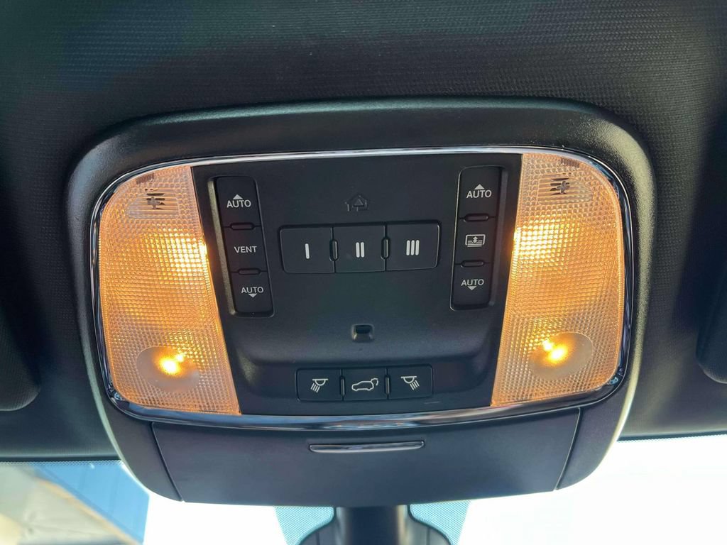 Used 2020 Jeep Grand Cherokee Overland AWD/4WD image 35