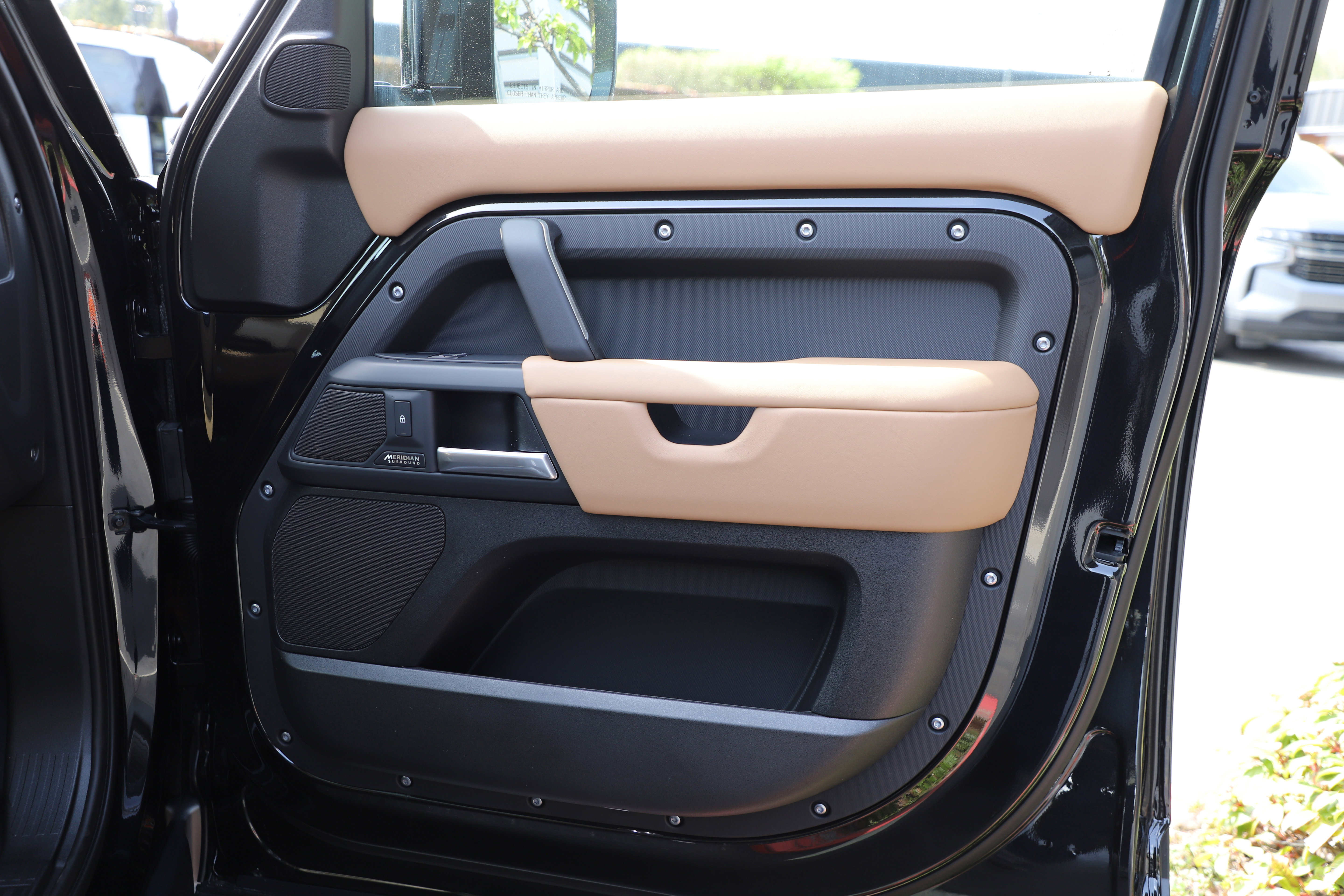 New 2026 Land Rover Defender 110 X-Dynamic SE image 7