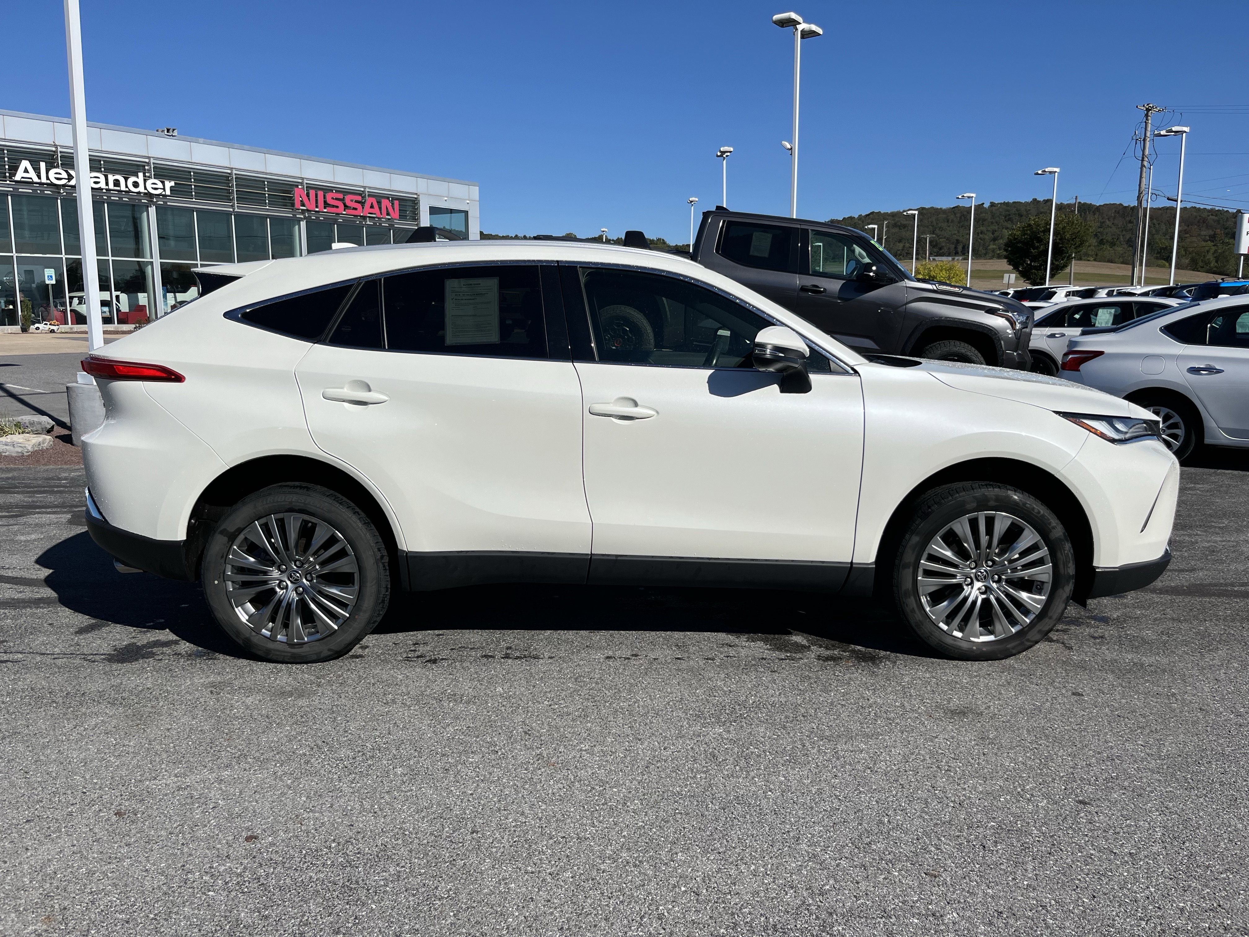 Used 2022 Toyota Venza XLE image 2
