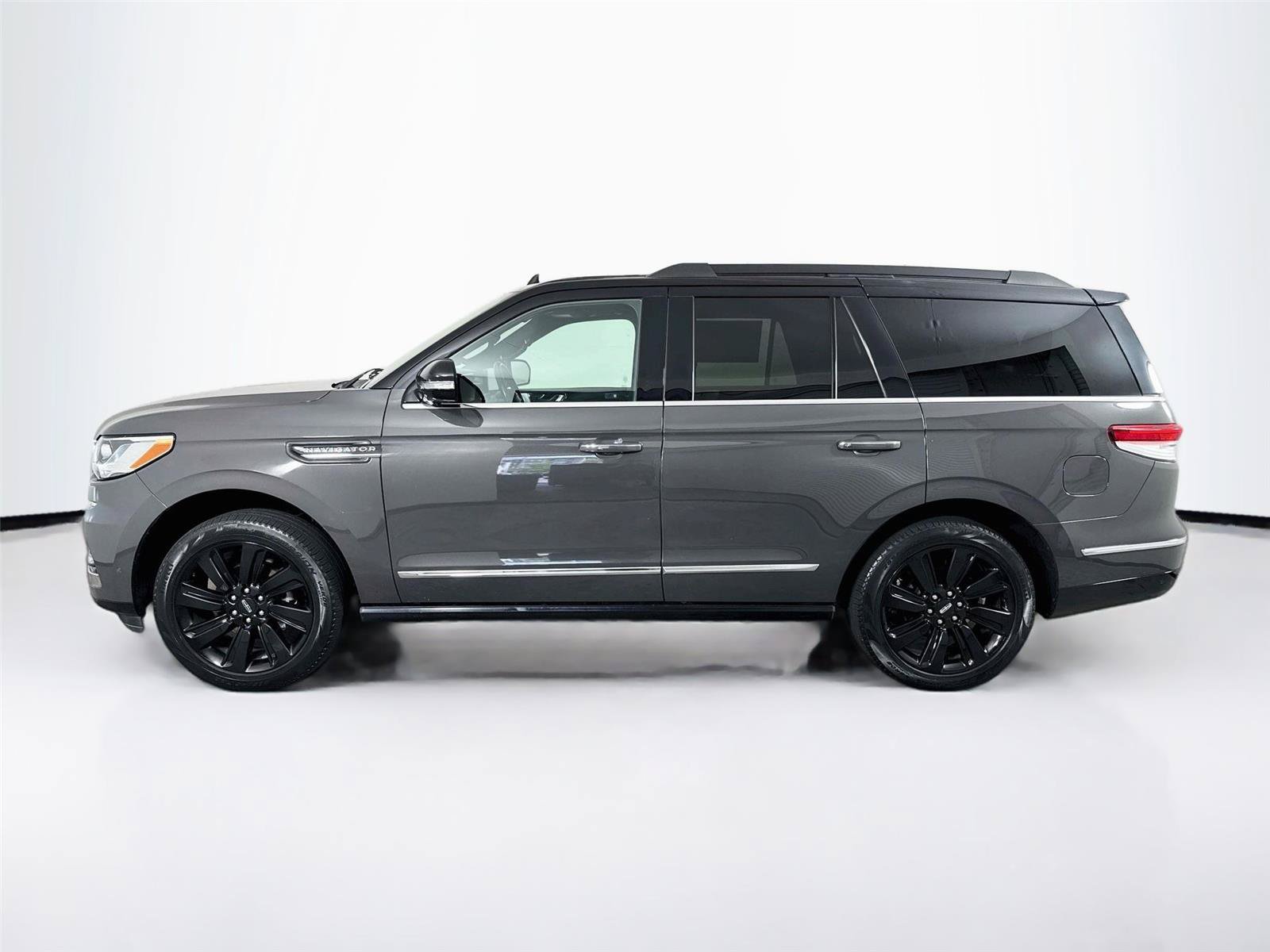 Used 2023 Lincoln Navigator Black Label AWD/4WD image 2