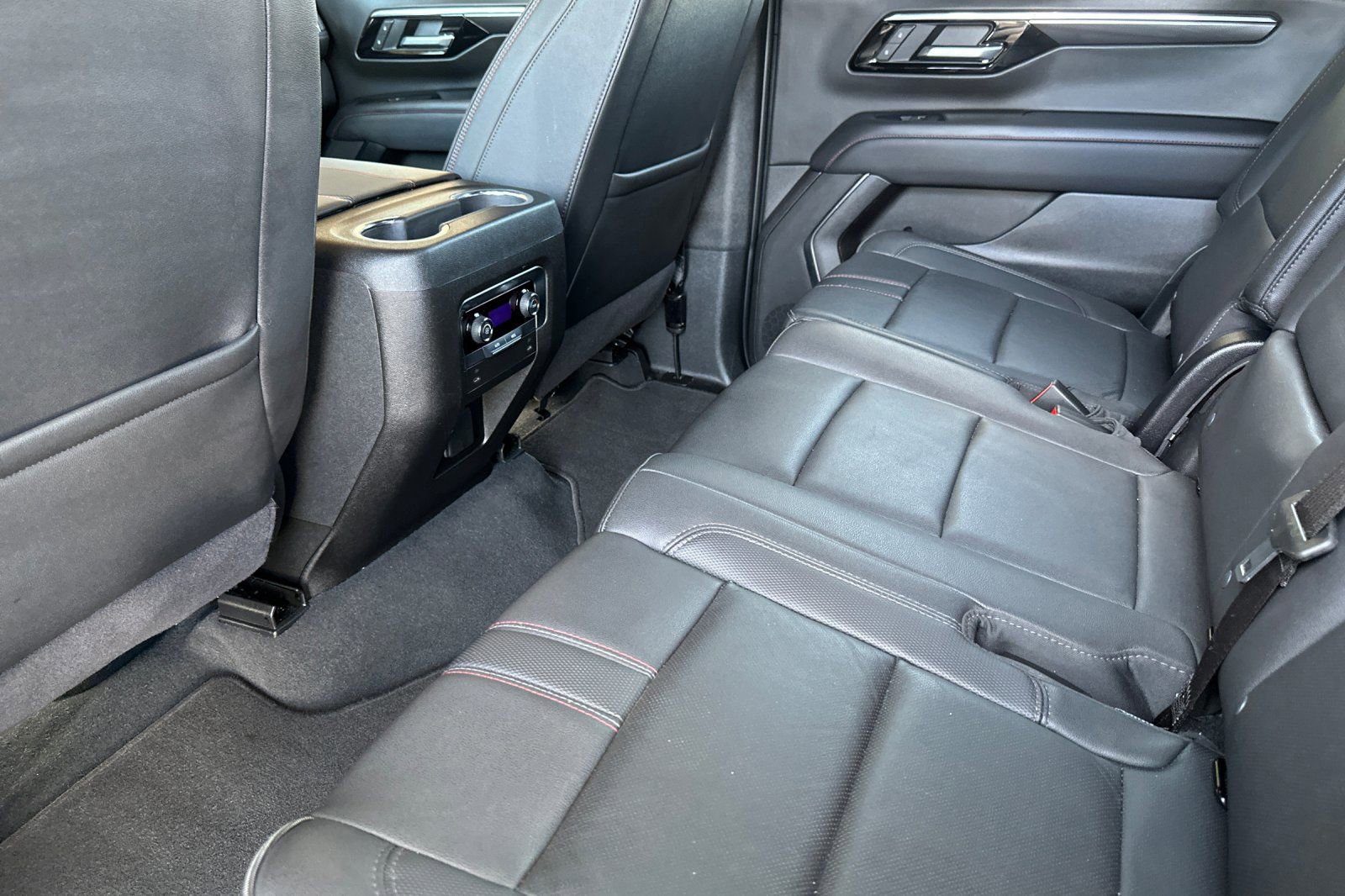 Certified 2025 Chevrolet Suburban RST image 13