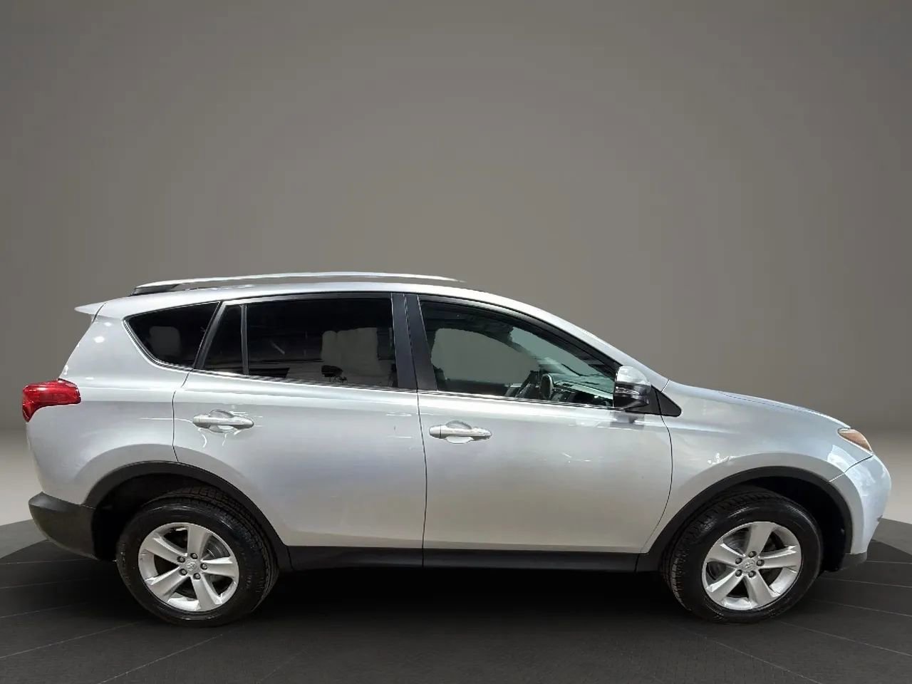 Used 2014 Toyota RAV4 XLE AWD/4WD image 4