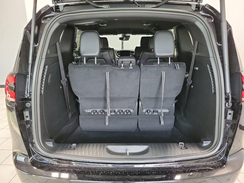 New 2026 Chrysler Pacifica Select w/ S Appearance Package AWD/4WD image 7