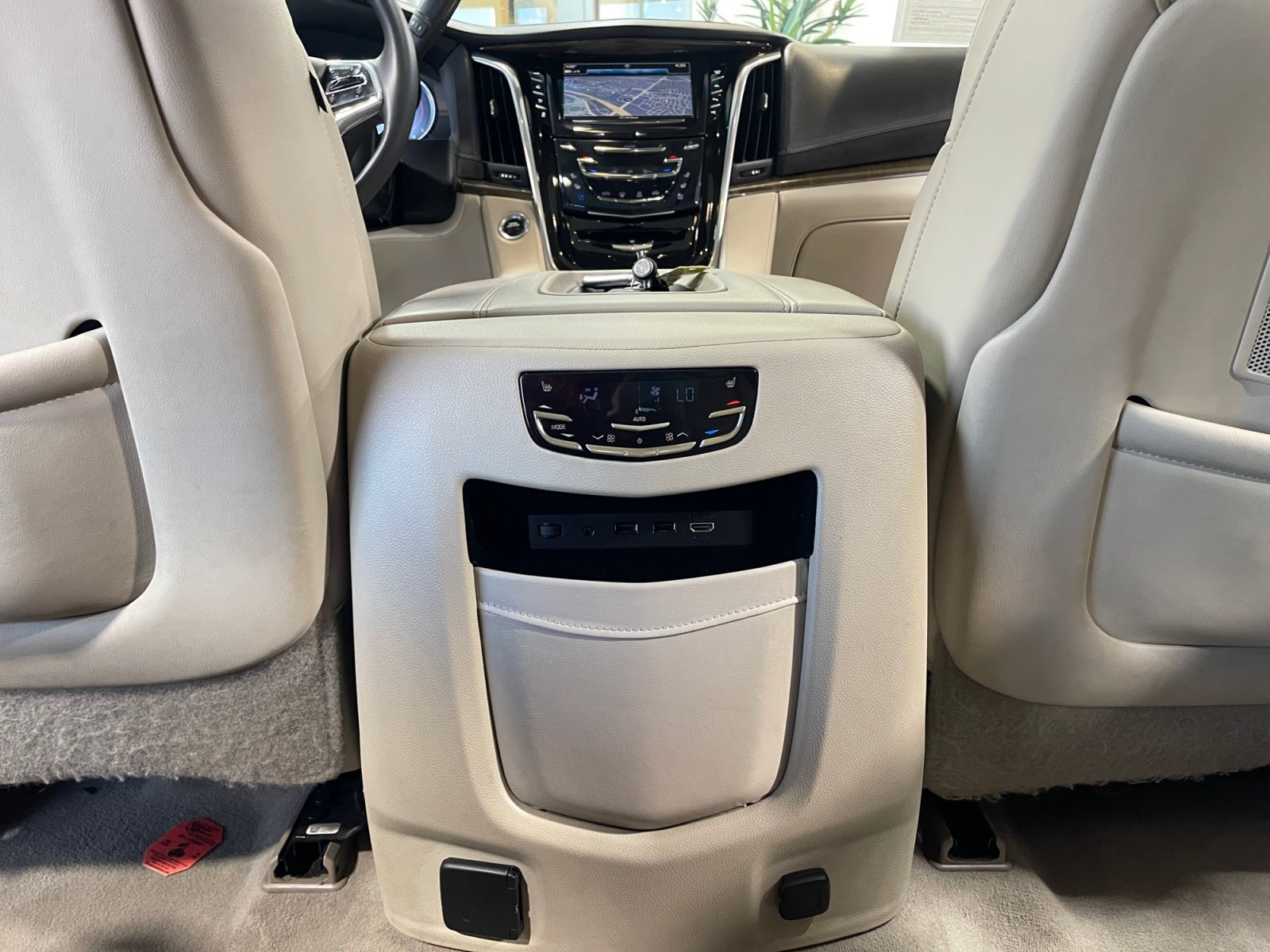 Used 2020 Cadillac Escalade Luxury w/ LPO, Radiant Package AWD/4WD image 32
