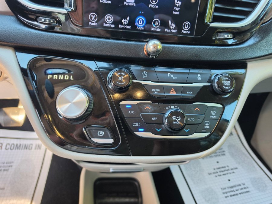 Used 2017 Chrysler Pacifica Touring-L FWD image 16