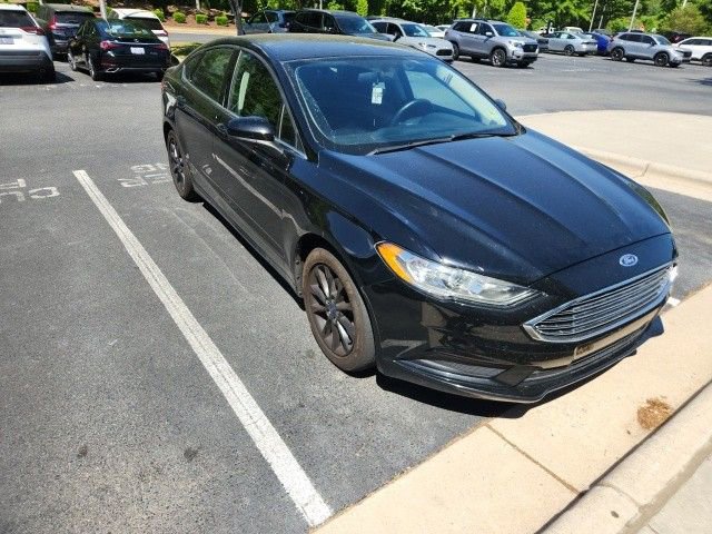 Used 2017 Ford Fusion SE w/ Fusion SE Technology Package FWD image 3
