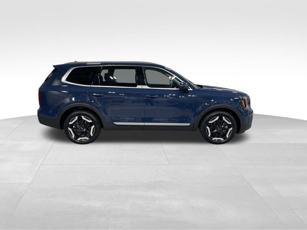 Used 2024 Kia Telluride EX w/ EX Captain's Chair Package image 4
