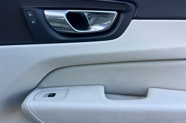 Used 2018 Volvo XC60 T6 Momentum w/ Convenience Package image 20