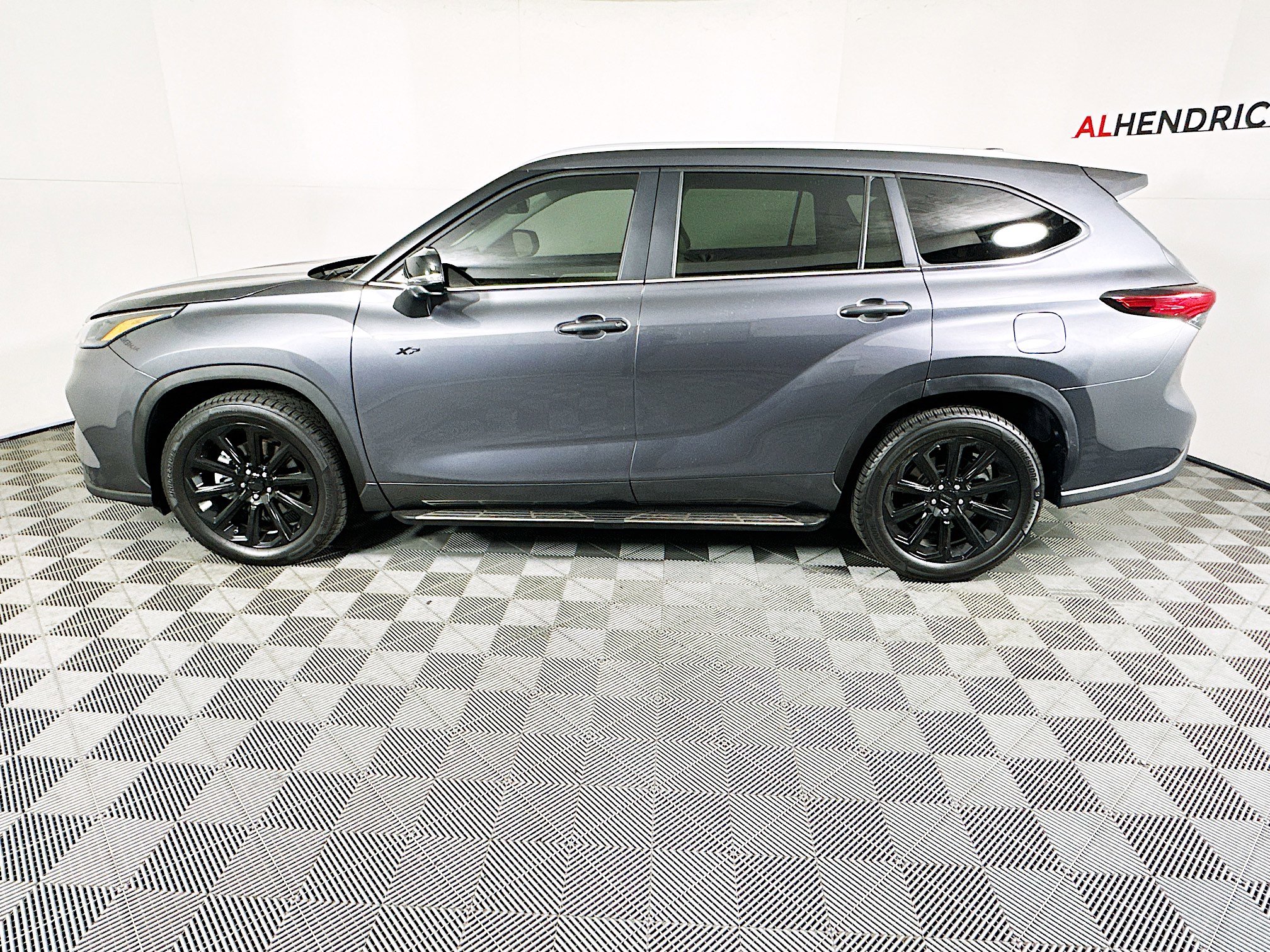 Used 2023 Toyota Highlander XLE image 6