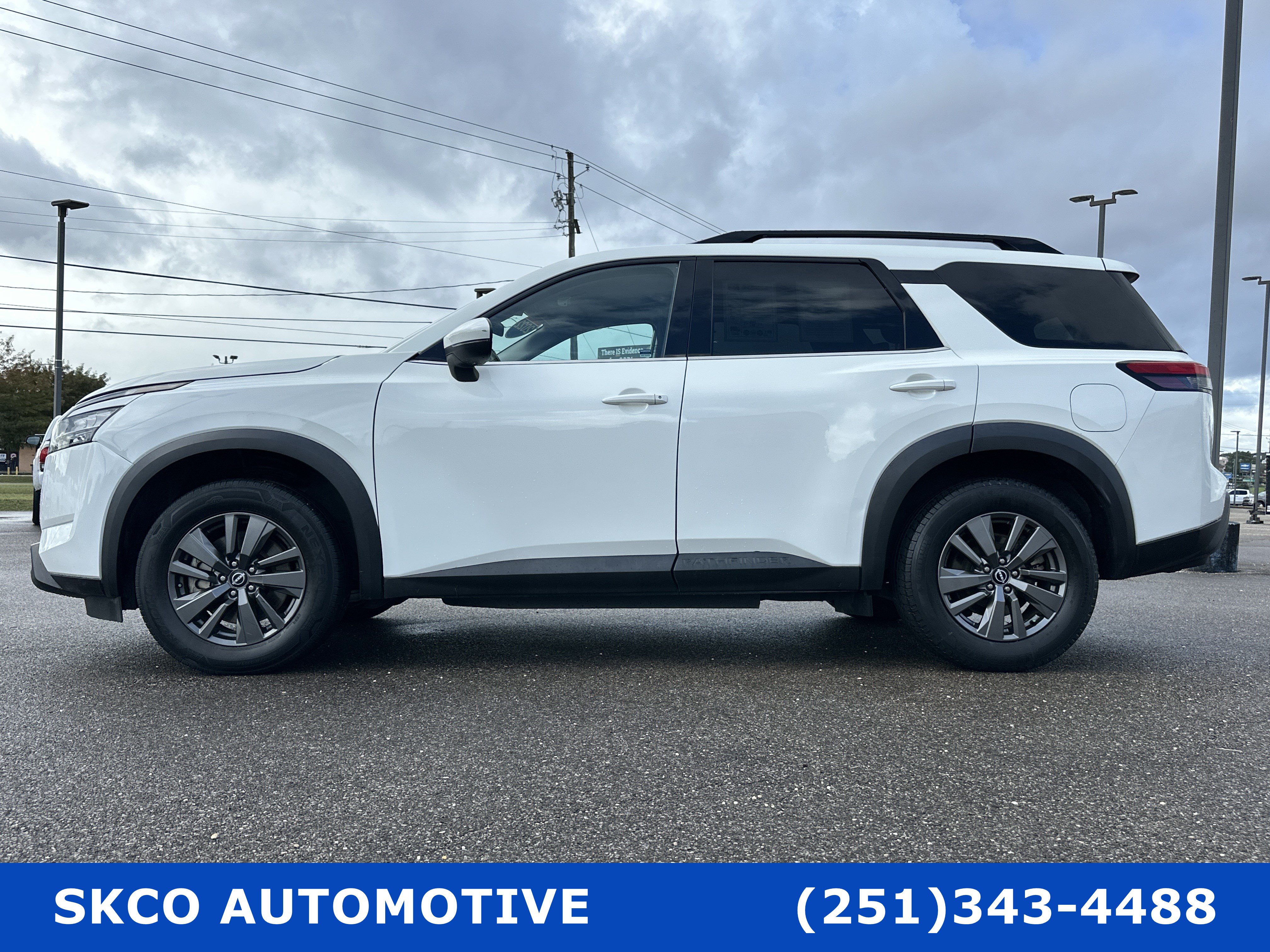 Used 2022 Nissan Pathfinder SV FWD image 2
