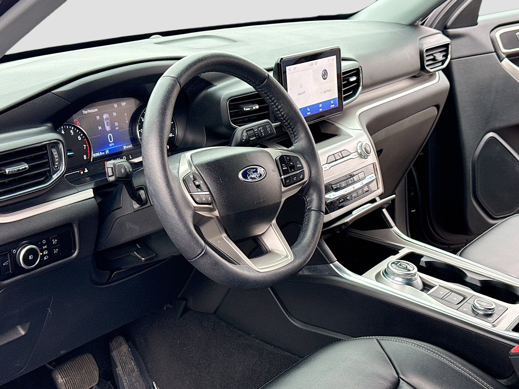 Used 2023 Ford Explorer XLT w/ Equipment Group 202A image 4