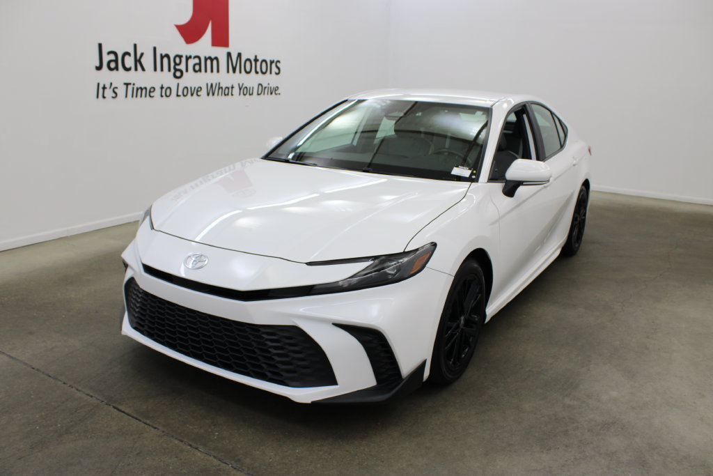 Used 2025 Toyota Camry SE FWD image 2