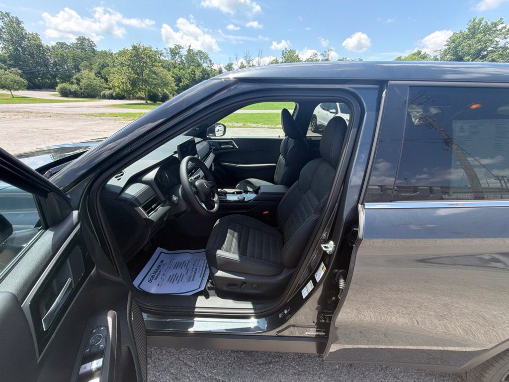 New 2026 Mitsubishi Outlander LE FWD image 8