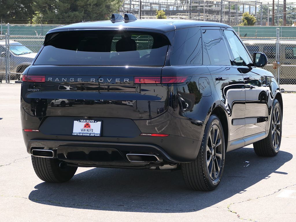Used 2024 Land Rover Range Rover Sport SE AWD/4WD image 3