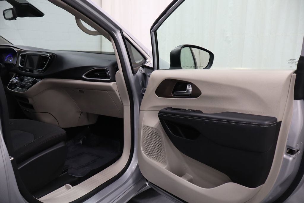 Certified 2023 Chrysler Voyager LX image 14