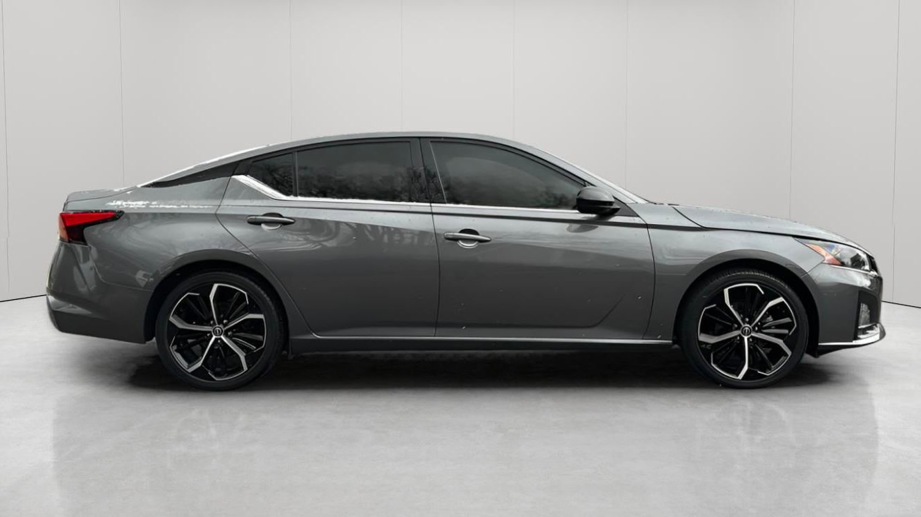 Used 2024 Nissan Altima 2.5 SR image 3