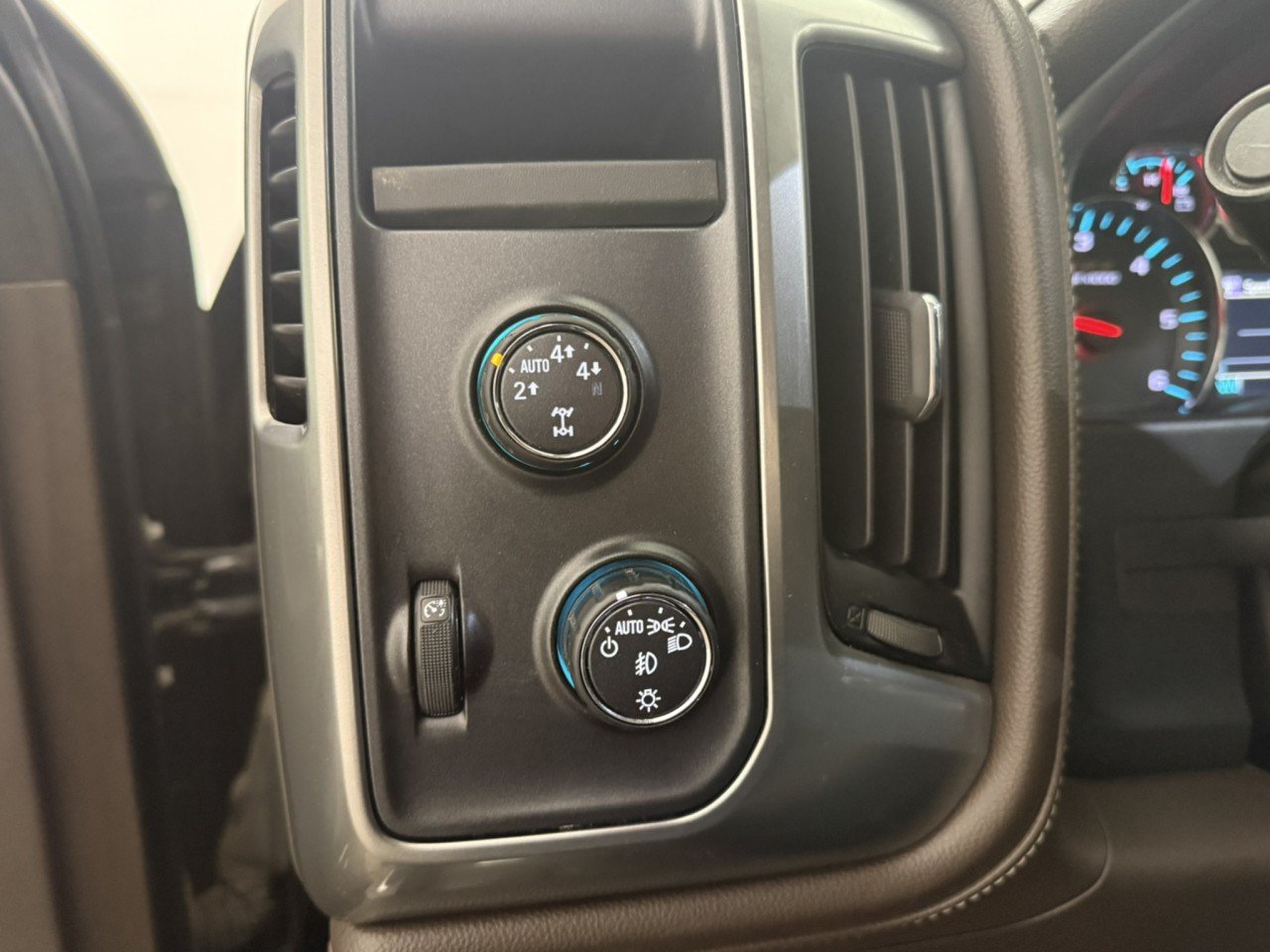 Used 2016 Chevrolet Silverado 1500 LTZ Z71 w/ LTZ Plus Package AWD/4WD image 20