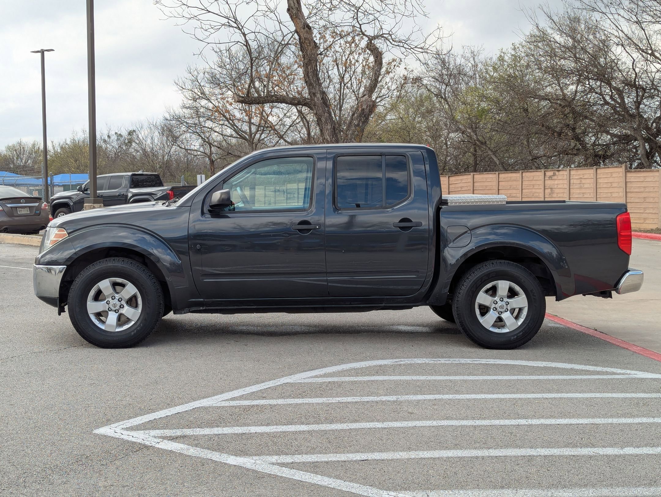 Used 2010 Nissan Frontier SE image 7