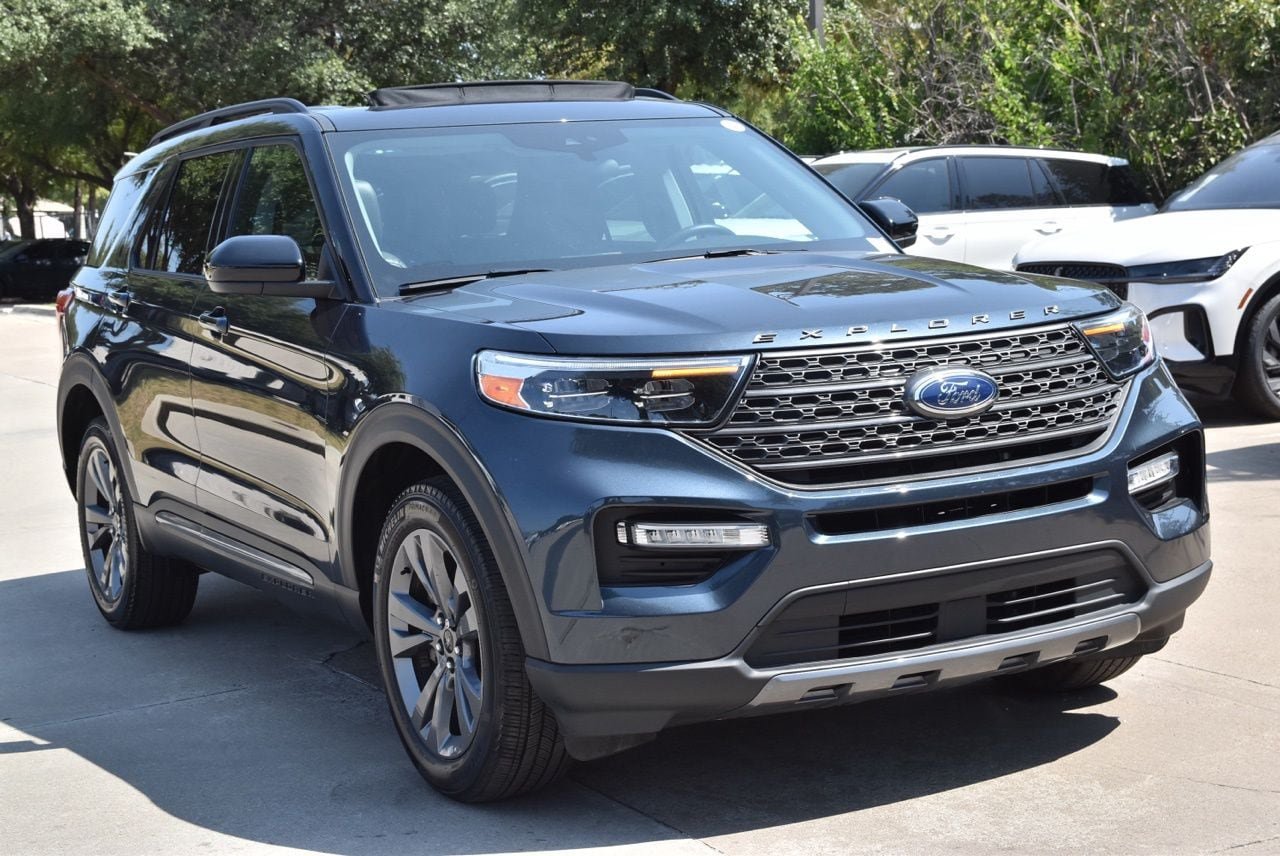 Used 2024 Ford Explorer XLT w/ Equipment Group 202A AWD/4WD image 4