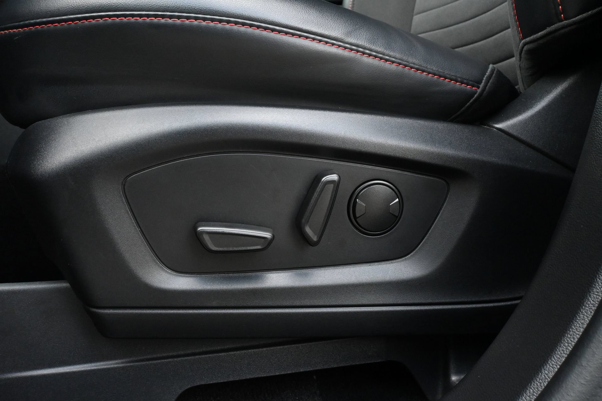 Certified 2025 Ford Explorer ST-Line RWD image 14