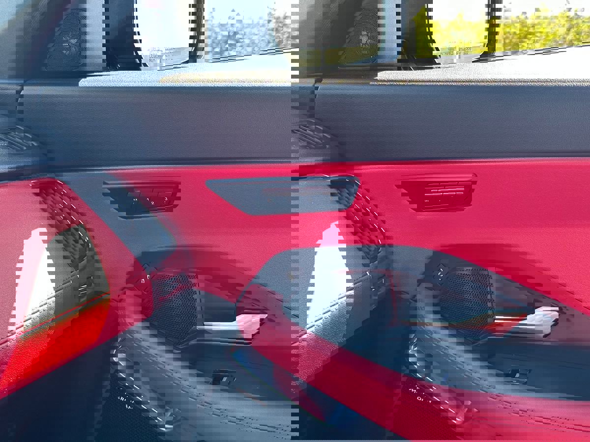 Used 2019 Jaguar E-PACE R-Dynamic SE image 30