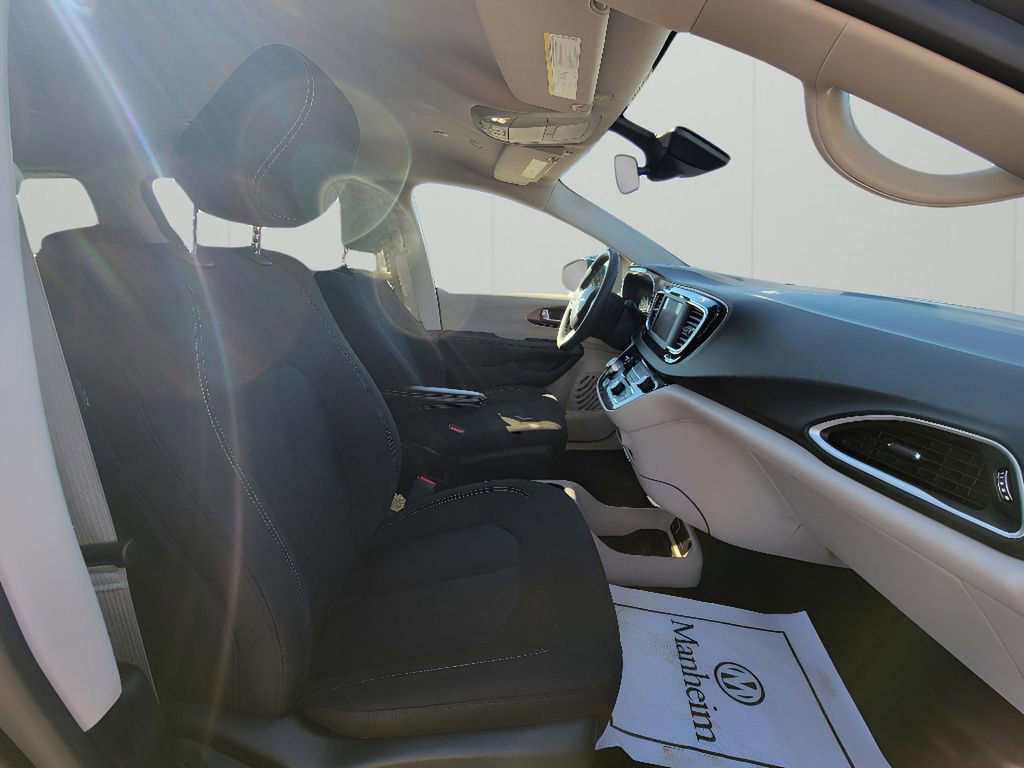 Used 2023 Chrysler Voyager LX image 35