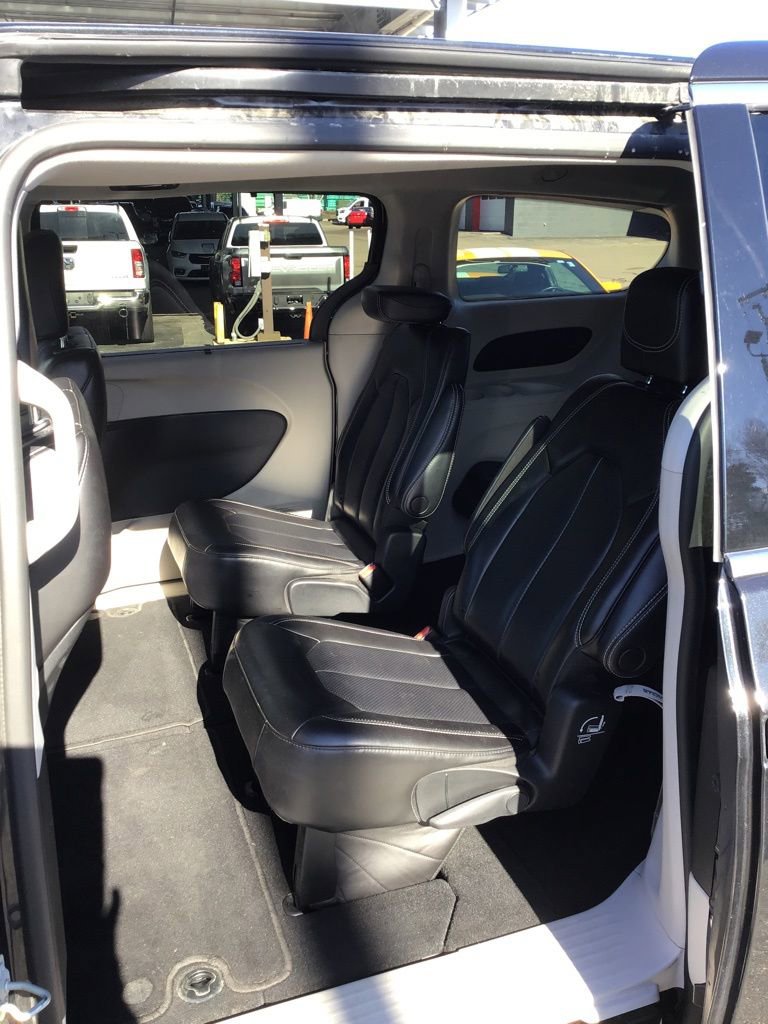 Used 2023 Chrysler Pacifica Touring-L image 6