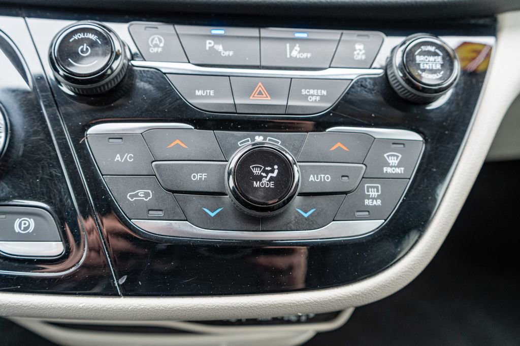 Used 2023 Chrysler Pacifica Touring-L image 41