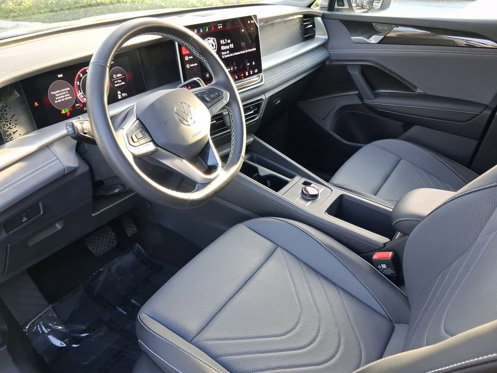 Certified 2025 Volkswagen Tiguan SE image 13