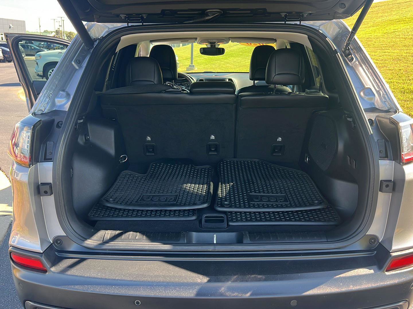 Used 2020 Jeep Cherokee Trailhawk AWD/4WD image 34