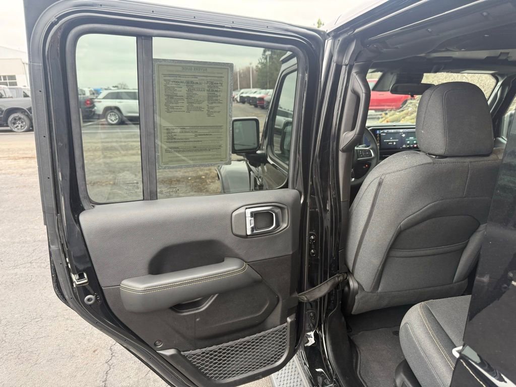 Used 2025 Jeep Wrangler Unlimited Sahara image 29