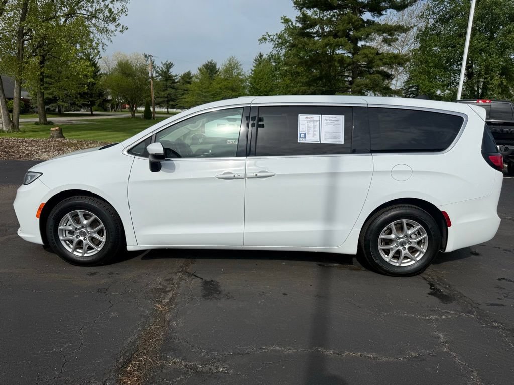 Used 2023 Chrysler Pacifica Touring-L FWD image 14