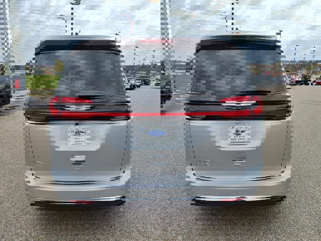 New 2026 Chrysler Pacifica Select image 6