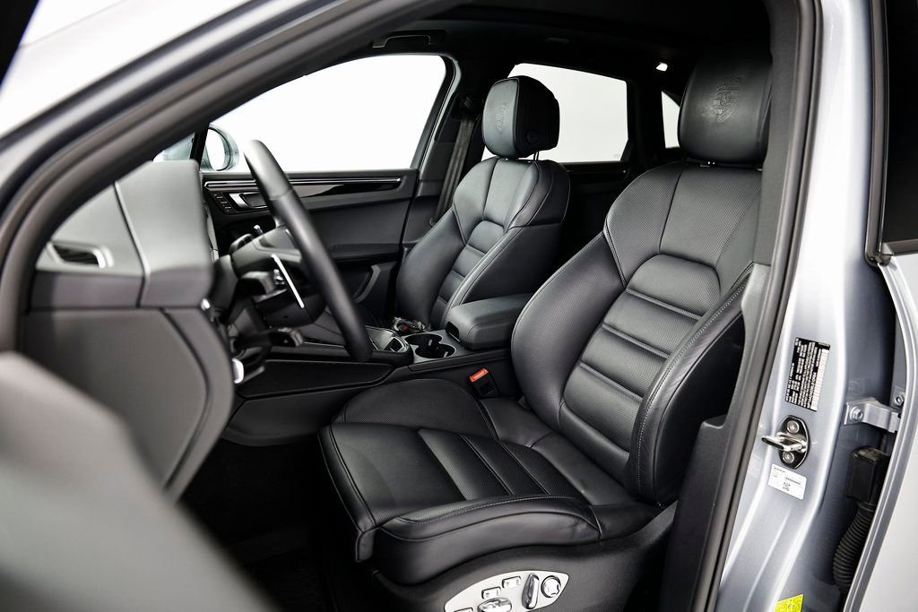 Certified 2025 Porsche Macan image 5