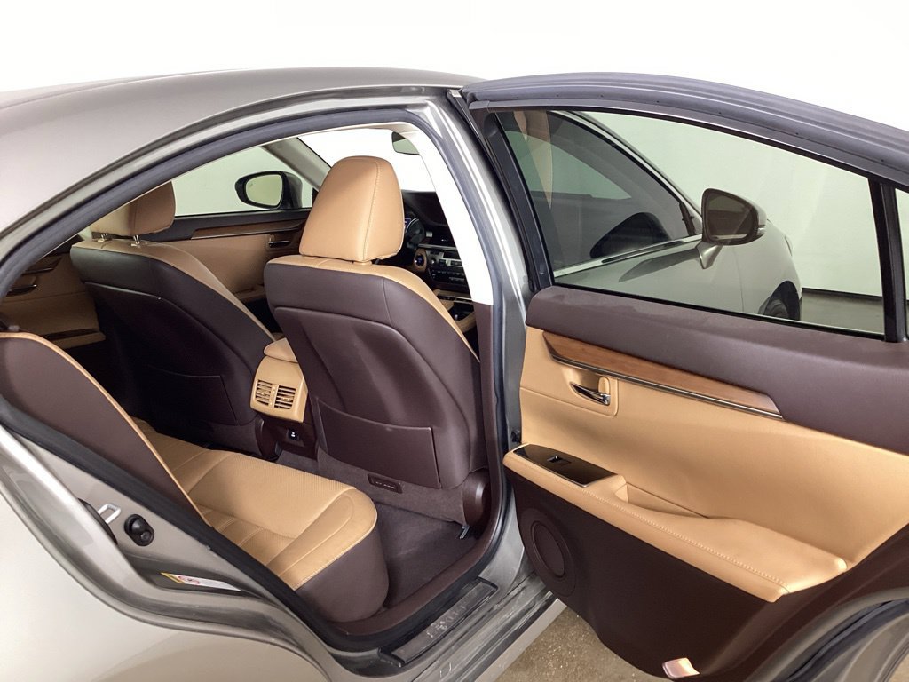 Used 2017 Lexus ES 300h w/ Luxury Package FWD image 24