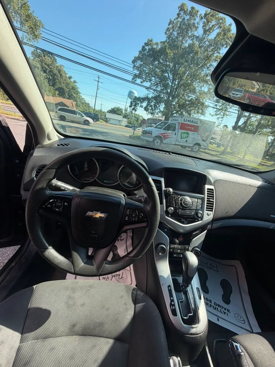 Used 2015 Chevrolet Cruze LT w/ Technology Package FWD image 9