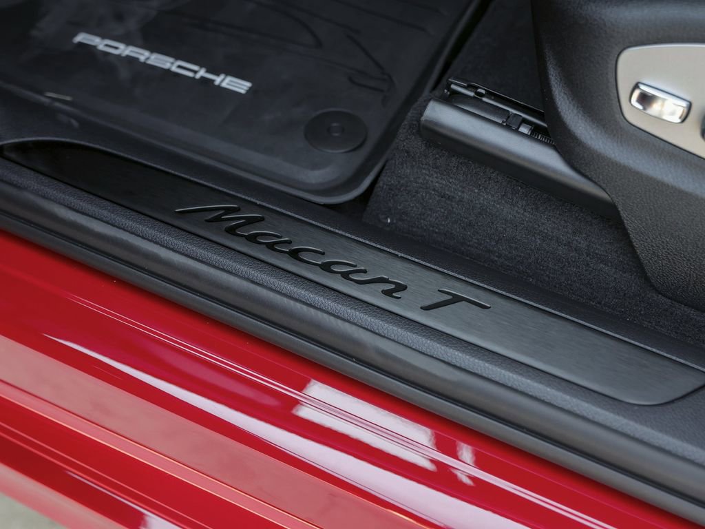 Certified 2026 Porsche Macan Turbo AWD/4WD image 16