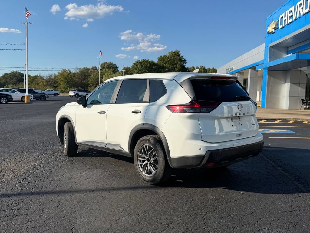 Used 2024 Nissan Rogue S AWD/4WD image 3
