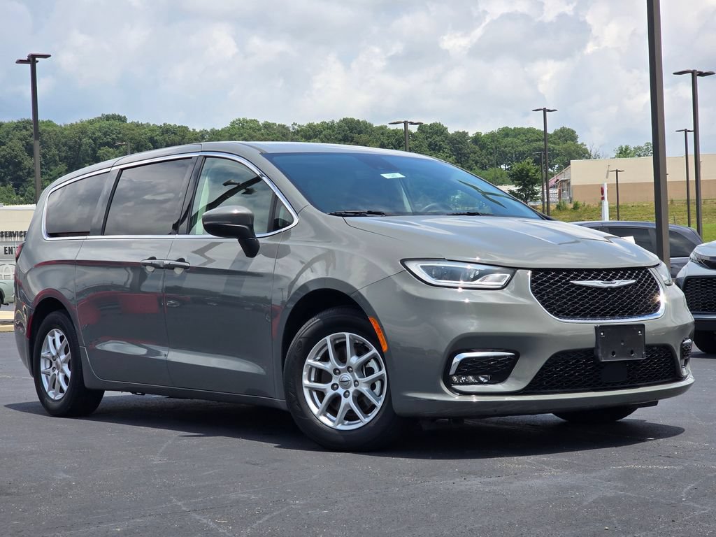 Used 2023 Chrysler Pacifica Touring-L FWD image 1